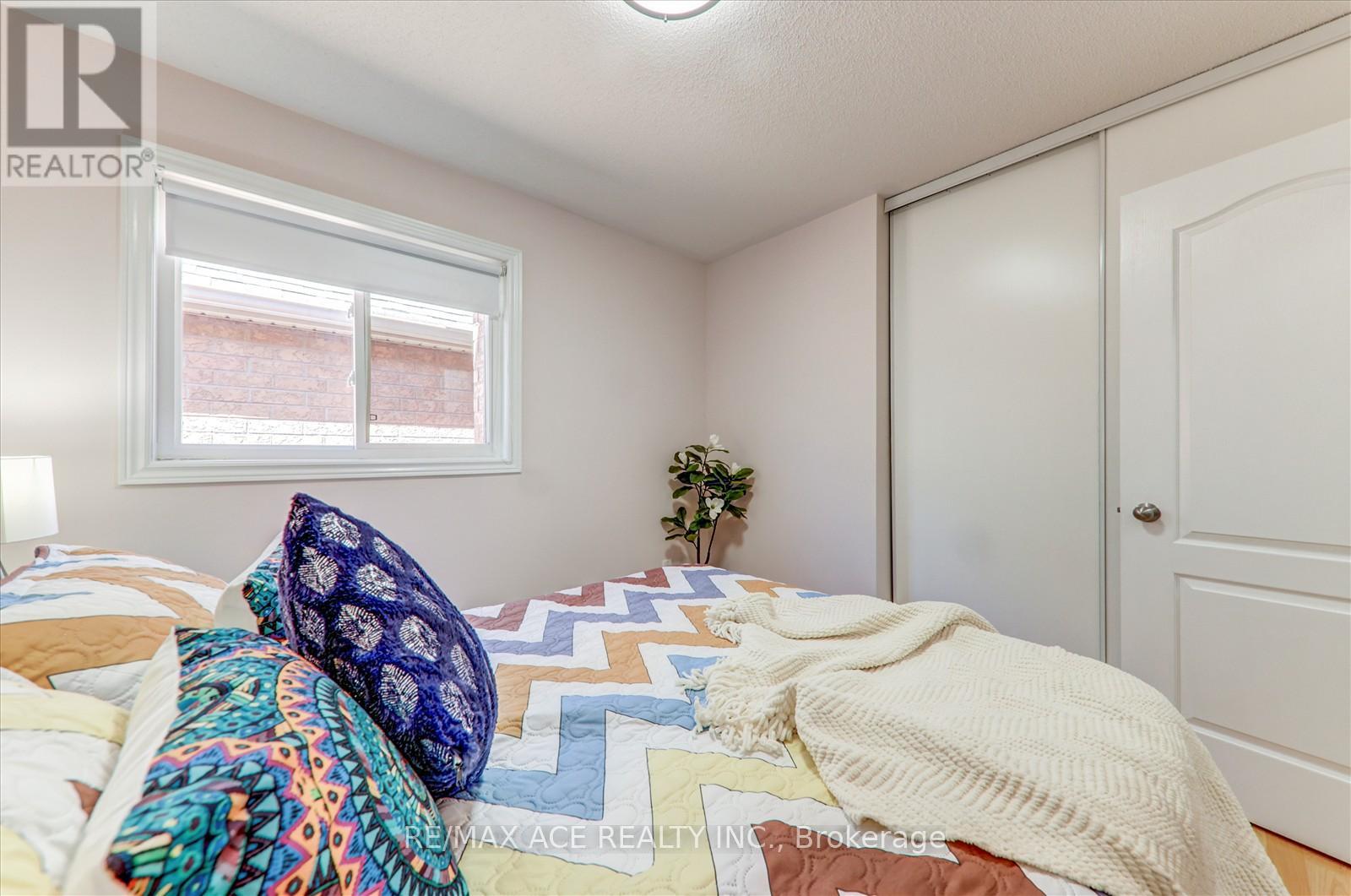 Photo 13 of 59 Cozens Drive, Richmond Hill ON