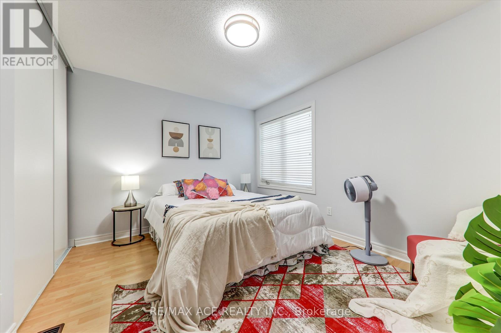 Photo 18 of 59 Cozens Drive, Richmond Hill ON