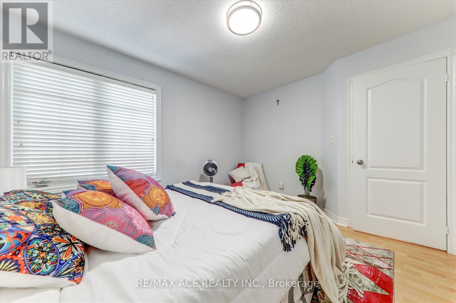 Photo 7 of 59 Cozens Drive, Richmond Hill ON