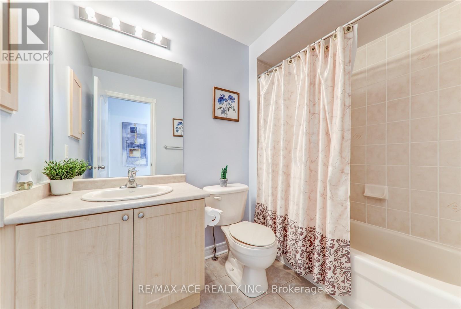 Photo 15 of 59 Cozens Drive, Richmond Hill ON