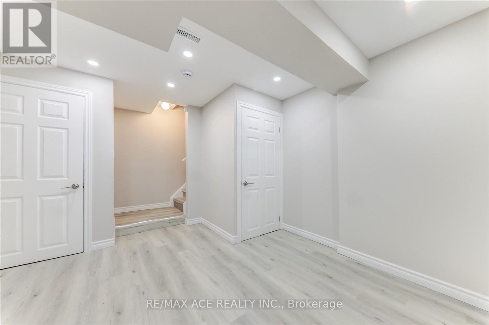 Photo 26 of 59 Cozens Drive, Richmond Hill ON