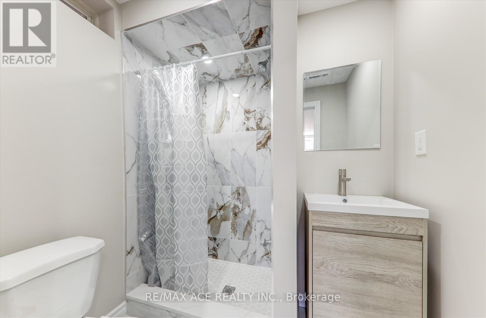 Photo 2 of 59 Cozens Drive, Richmond Hill ON