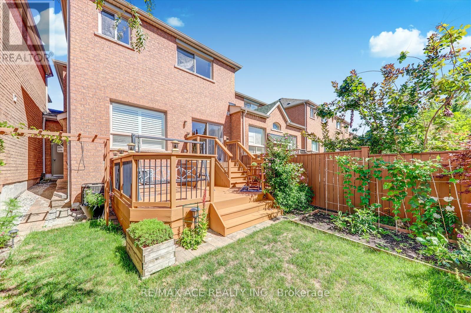 Photo 4 of 59 Cozens Drive, Richmond Hill ON