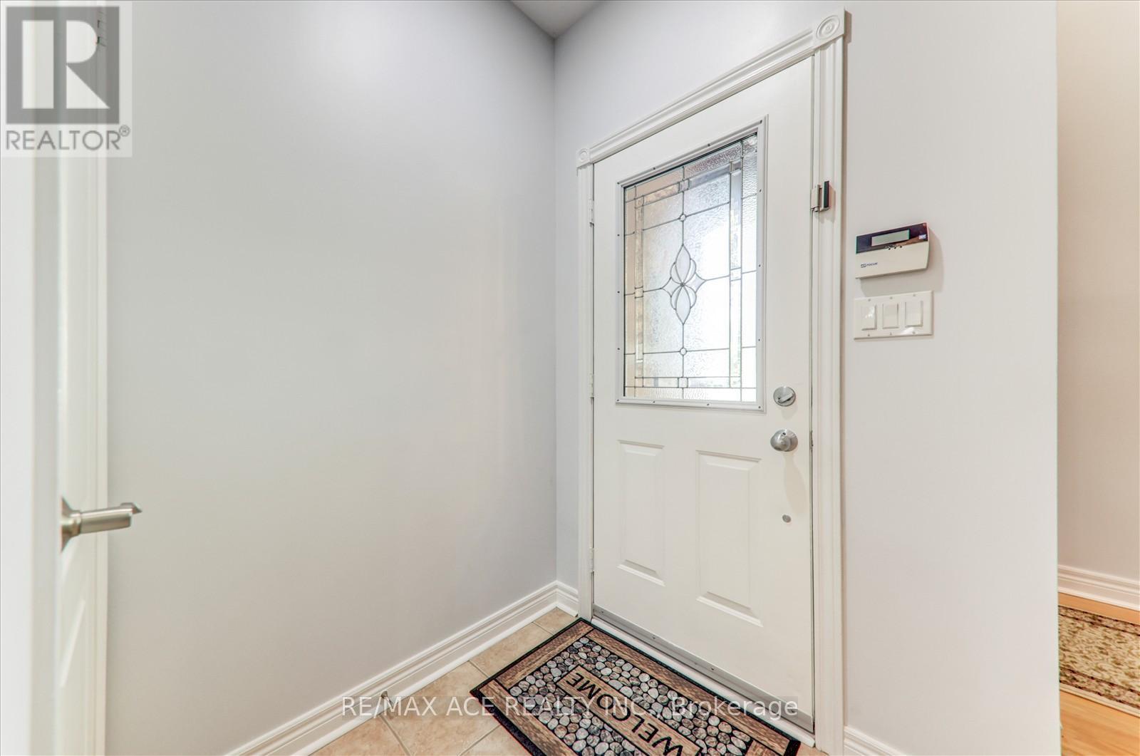 Photo 11 of 59 Cozens Drive, Richmond Hill ON