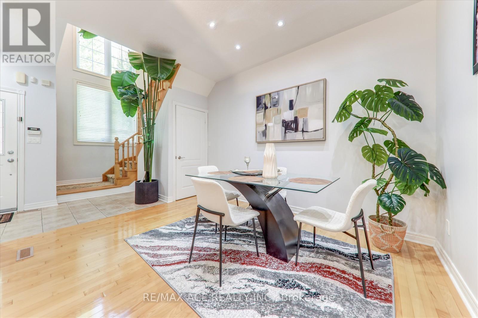 Photo 5 of 59 Cozens Drive, Richmond Hill ON