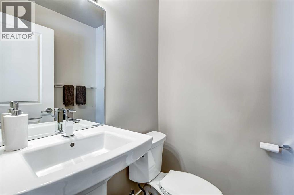 Photo 13 of 3133 40 Street Sw, Calgary AB