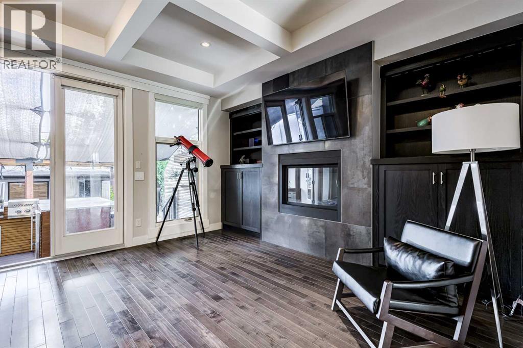 Photo 3 of 3133 40 Street Sw, Calgary AB