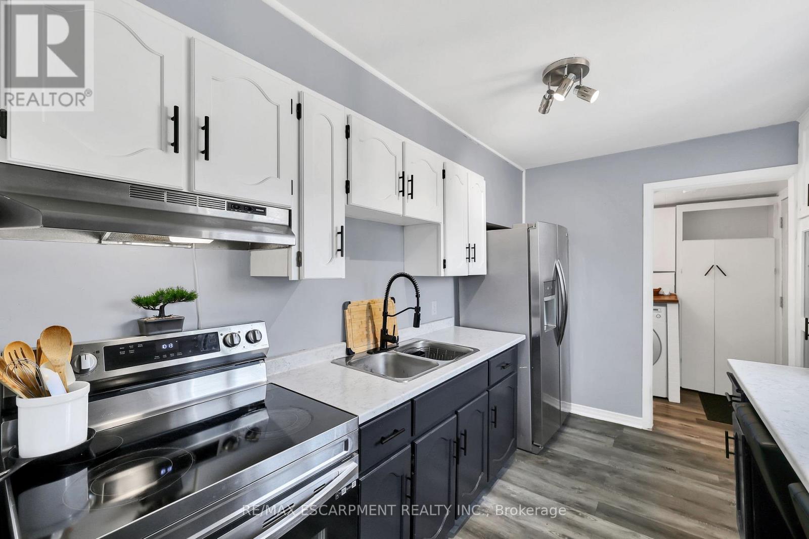 Photo 10 of 104 Southworth Street, Welland ON