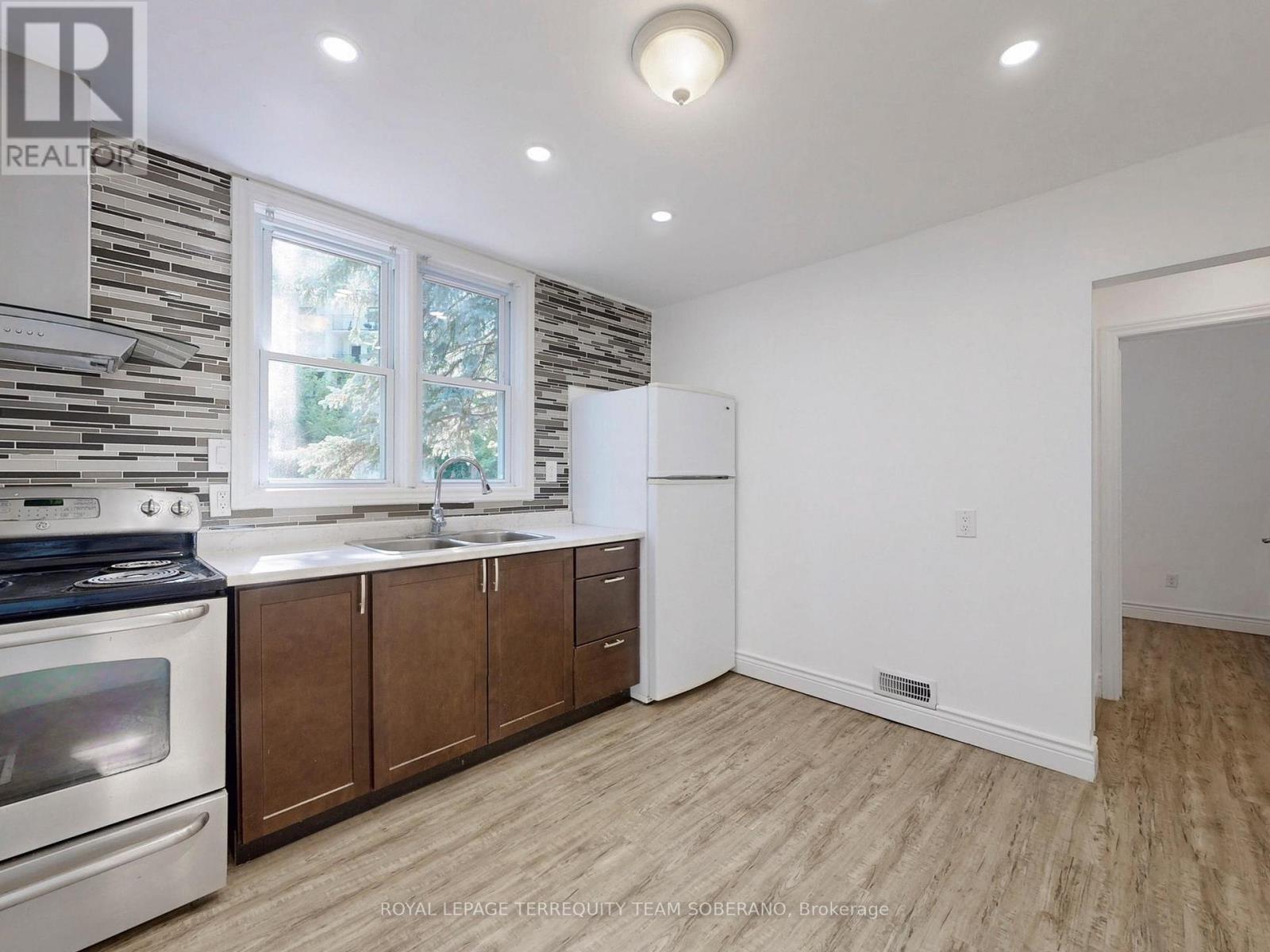 Photo 10 of 13 Roslin Avenue N, Waterloo ON