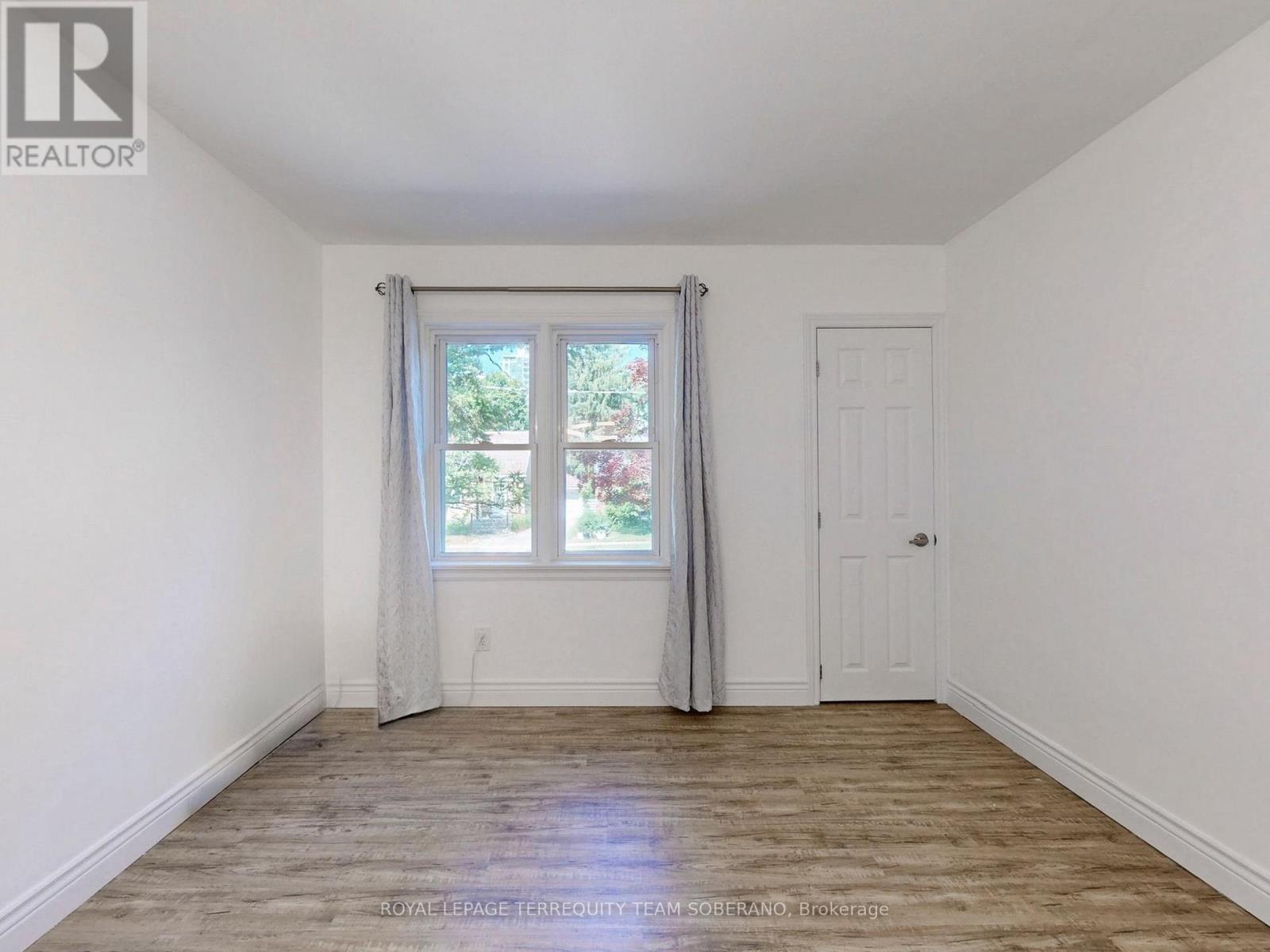 Photo 12 of 13 Roslin Avenue N, Waterloo ON