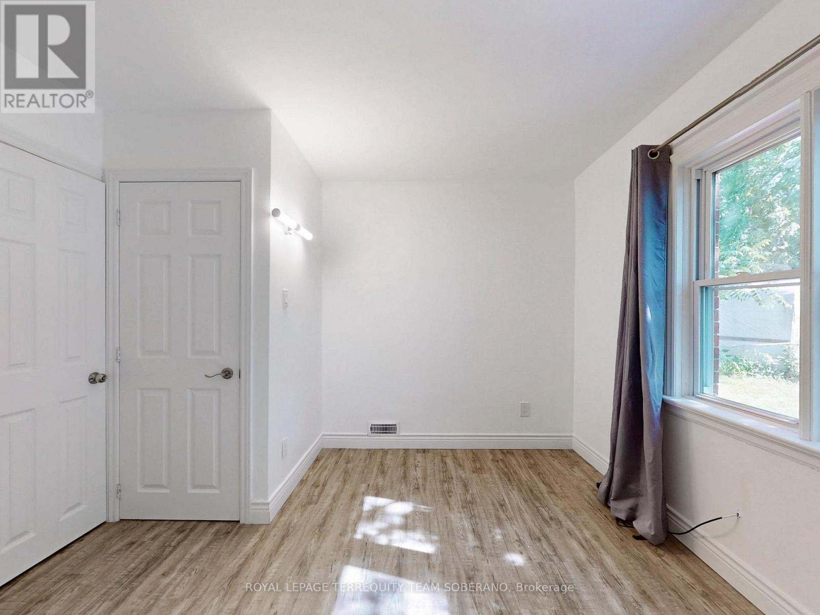 Photo 15 of 13 Roslin Avenue N, Waterloo ON