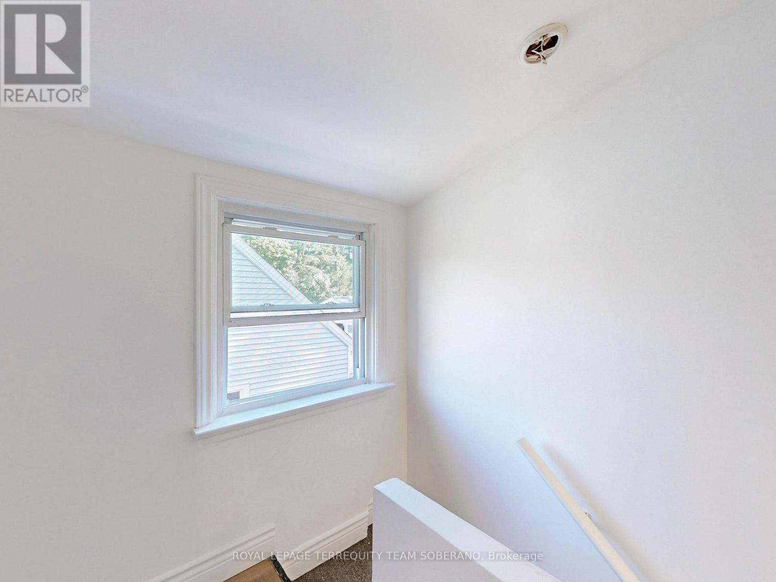 Photo 19 of 13 Roslin Avenue N, Waterloo ON