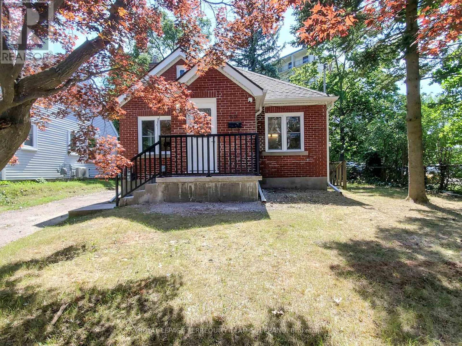 Photo 2 of 13 Roslin Avenue N, Waterloo ON