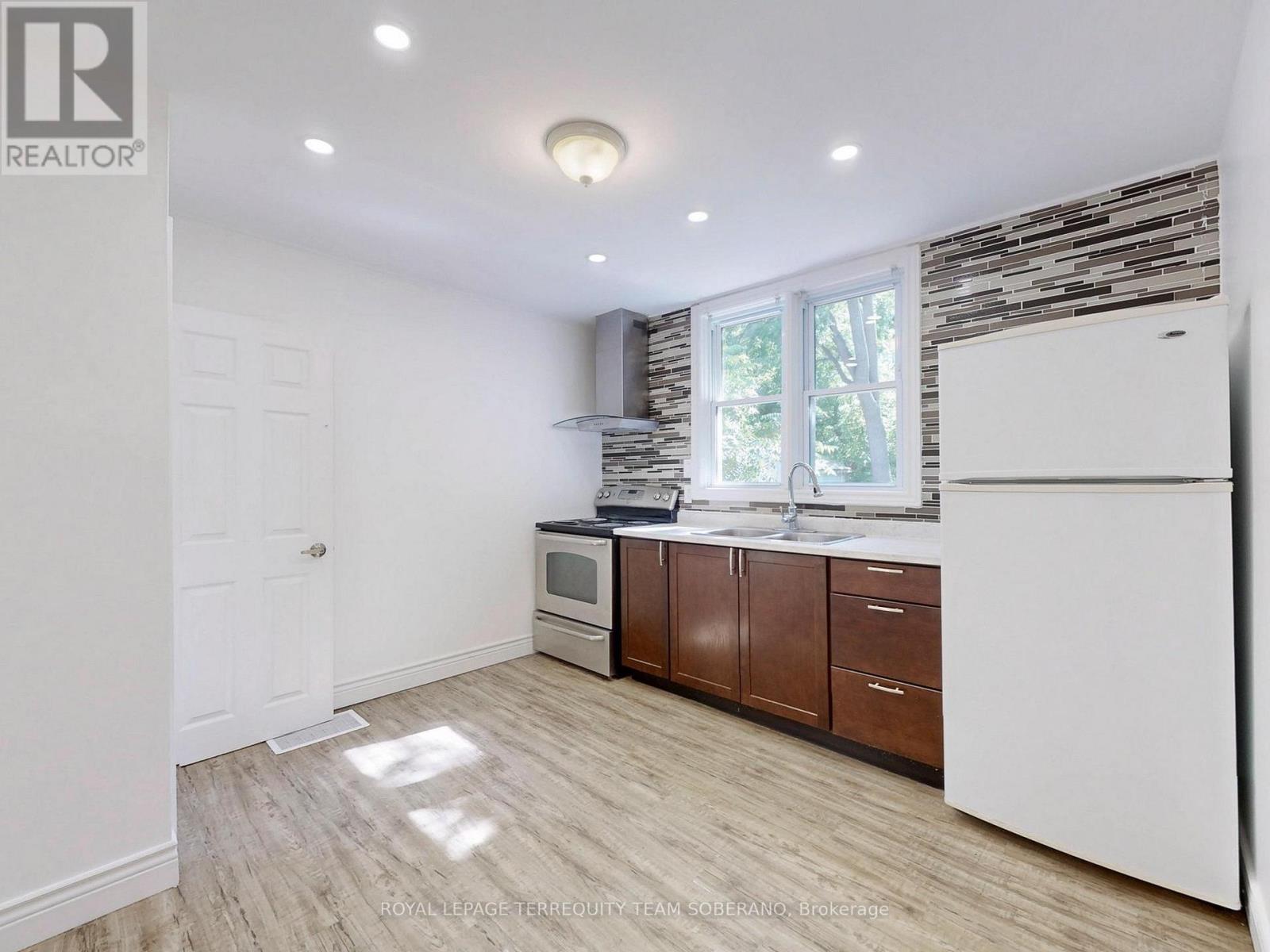 Photo 9 of 13 Roslin Avenue N, Waterloo ON