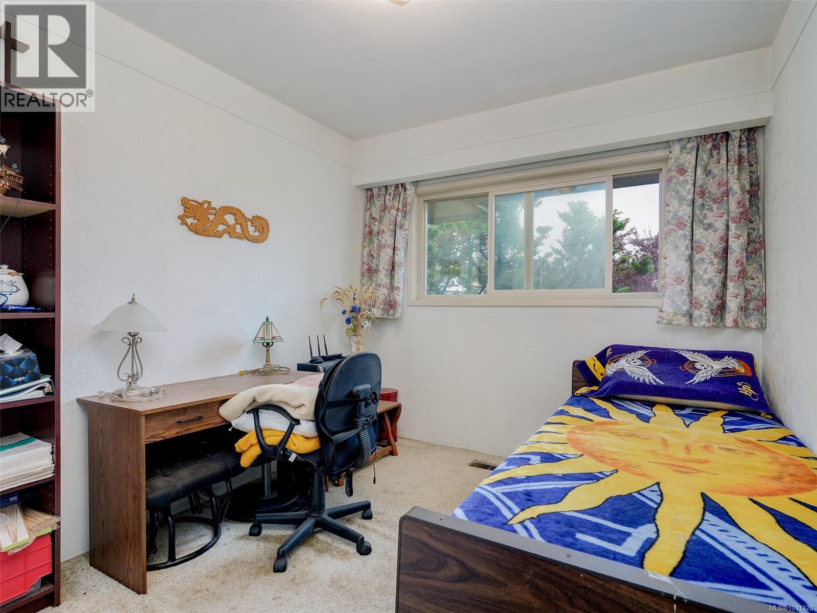 Photo 12 of 1611 Elm St, Saanich BC