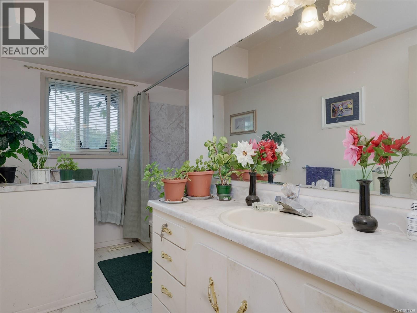 Photo 13 of 1611 Elm St, Saanich BC