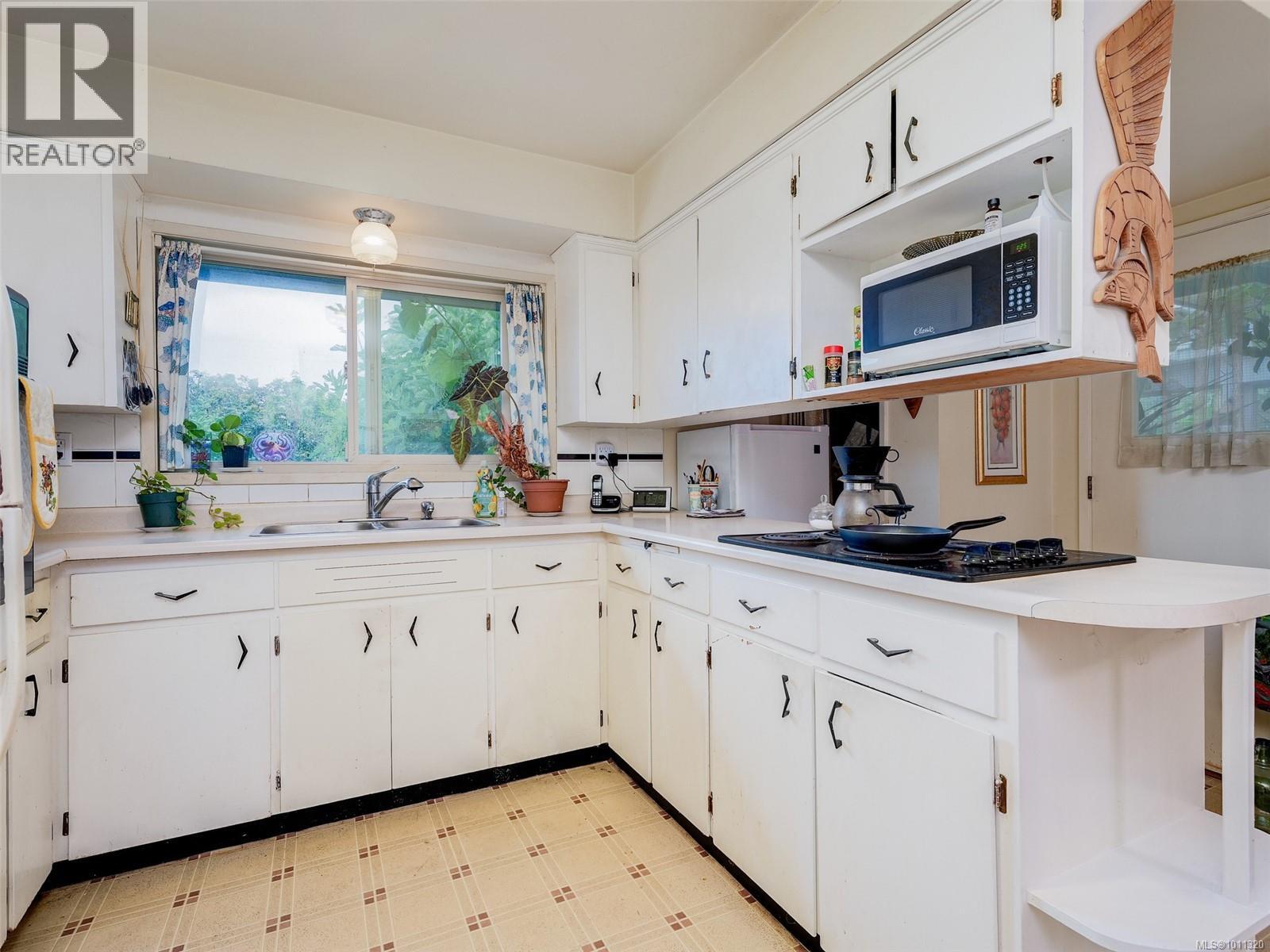 Photo 6 of 1611 Elm St, Saanich BC