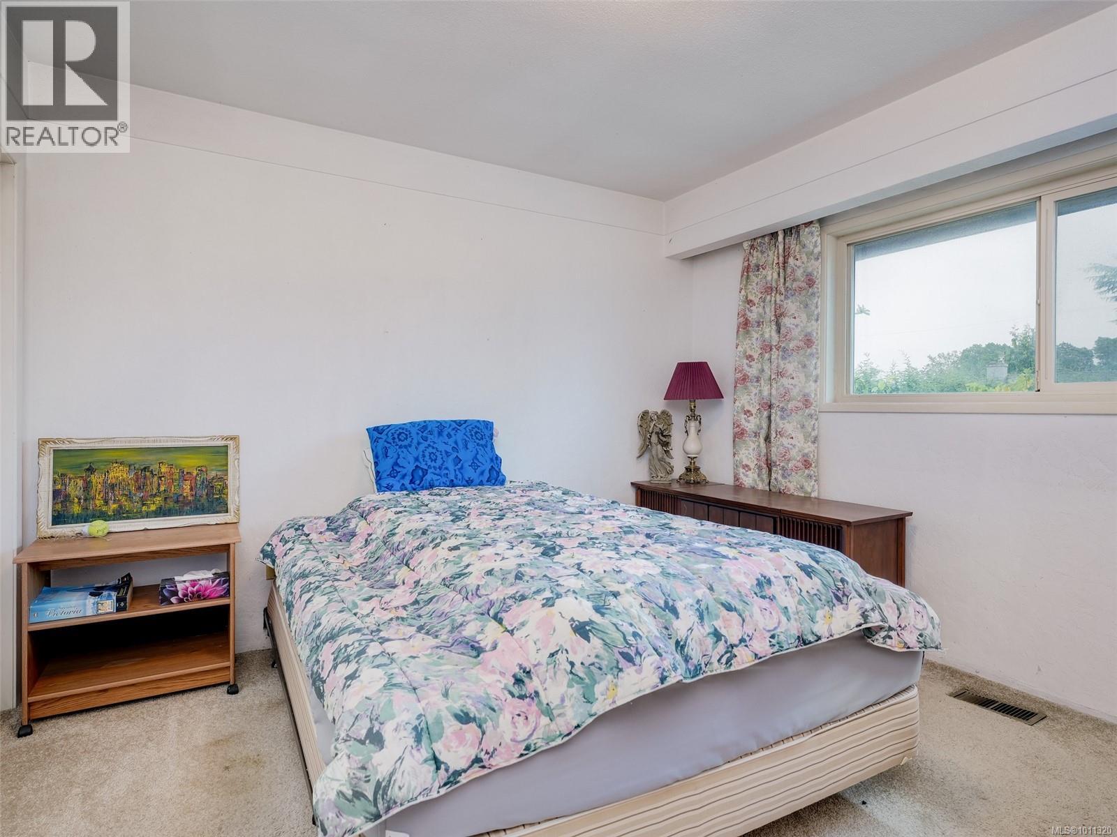 Photo 9 of 1611 Elm St, Saanich BC