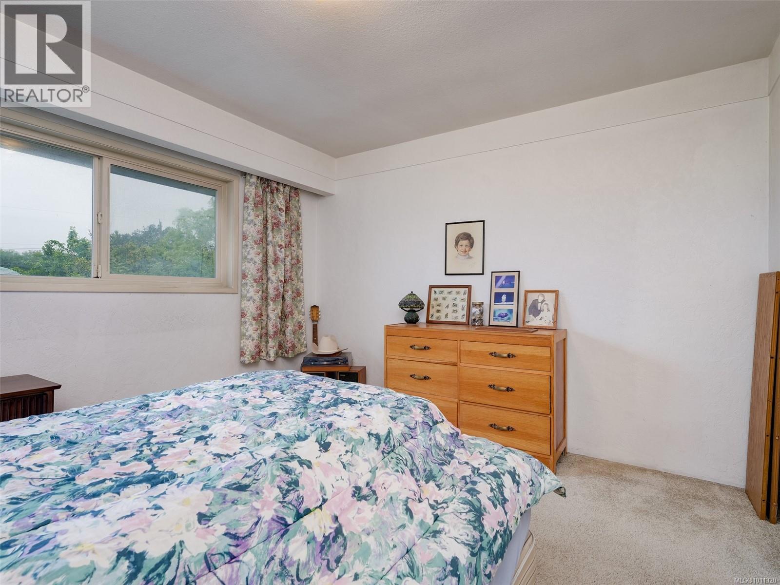 Photo 10 of 1611 Elm St, Saanich BC
