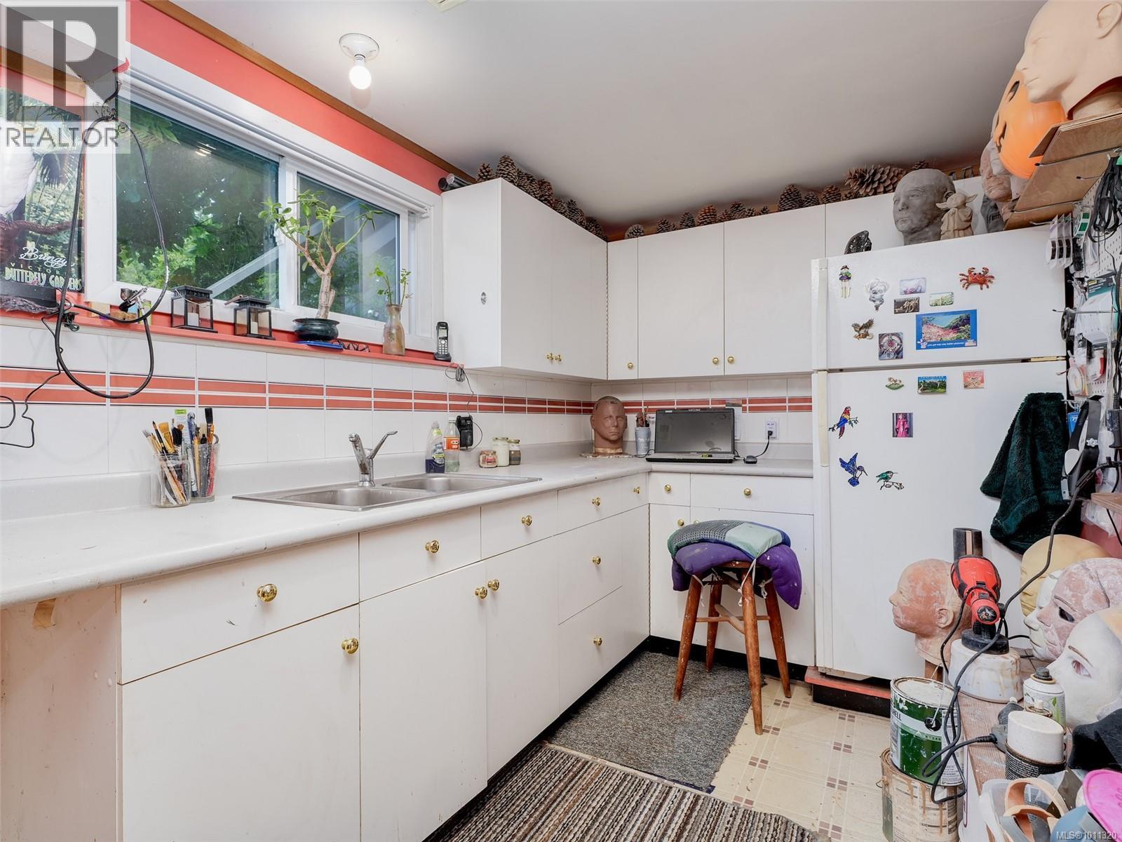 Photo 16 of 1611 Elm St, Saanich BC