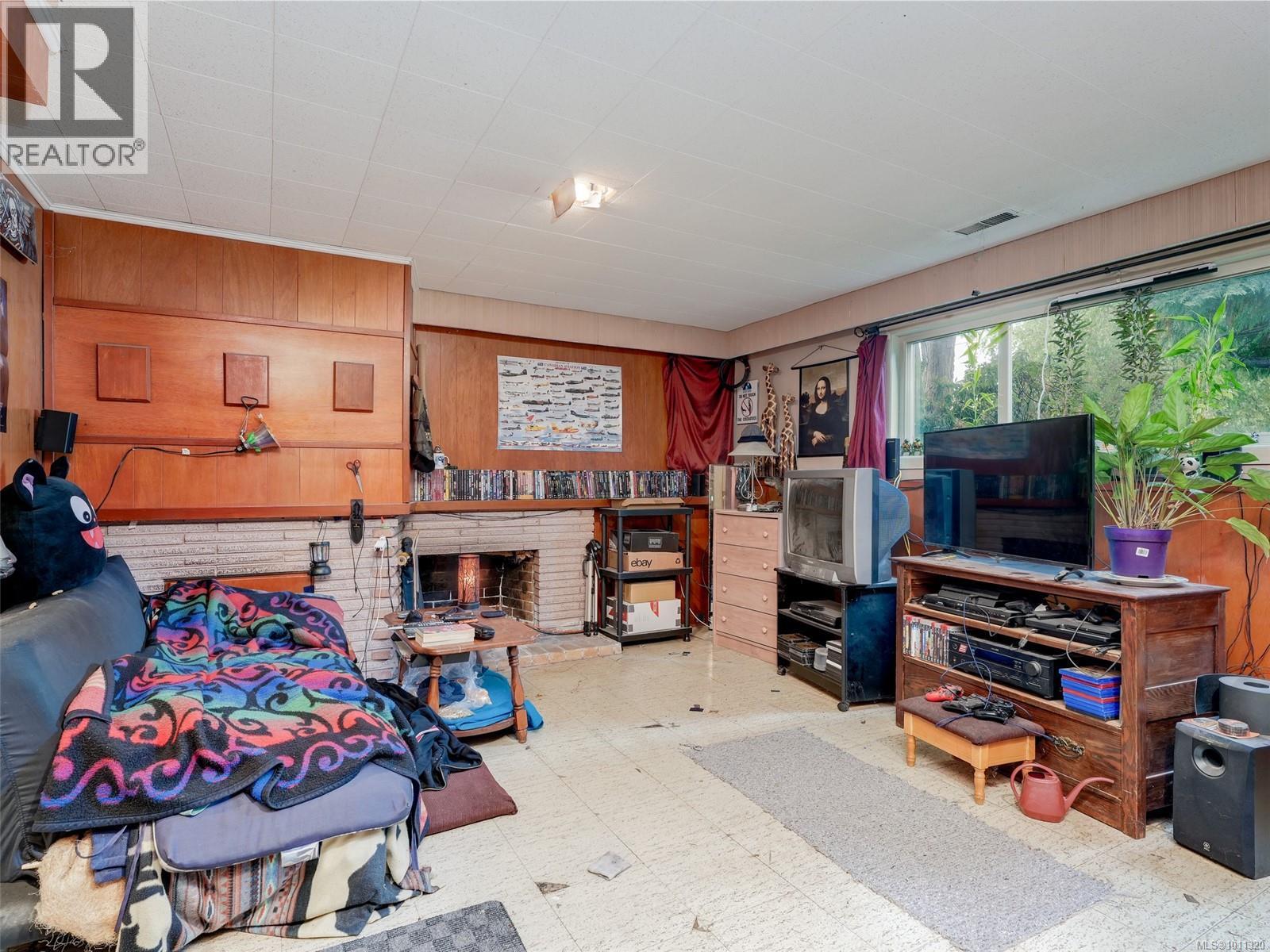 Photo 14 of 1611 Elm St, Saanich BC