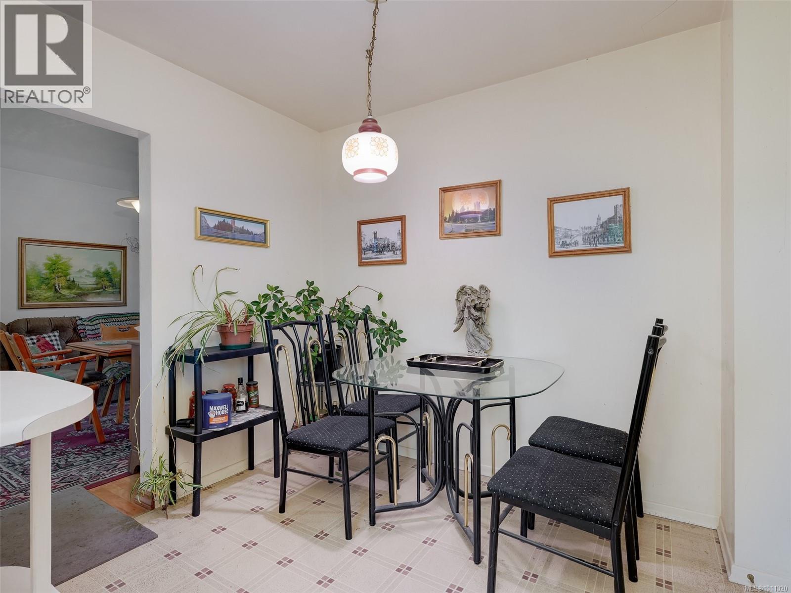 Photo 8 of 1611 Elm St, Saanich BC
