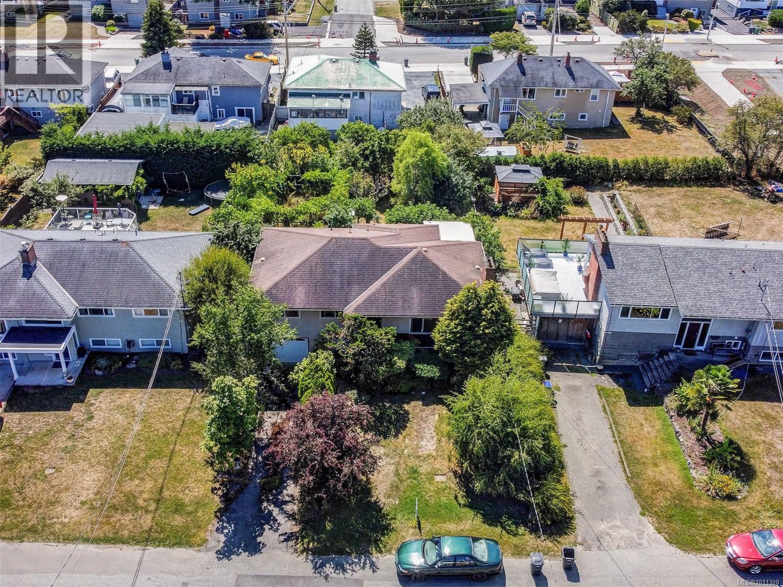 Photo 27 of 1611 Elm St, Saanich BC