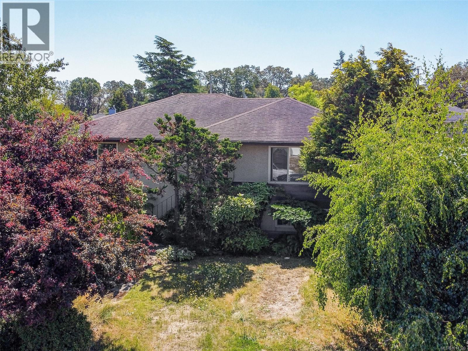 Photo 26 of 1611 Elm St, Saanich BC