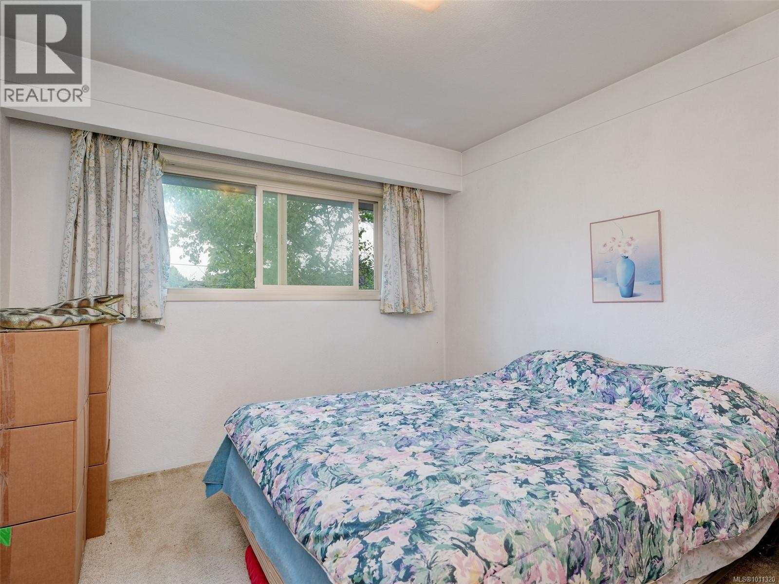 Photo 11 of 1611 Elm St, Saanich BC