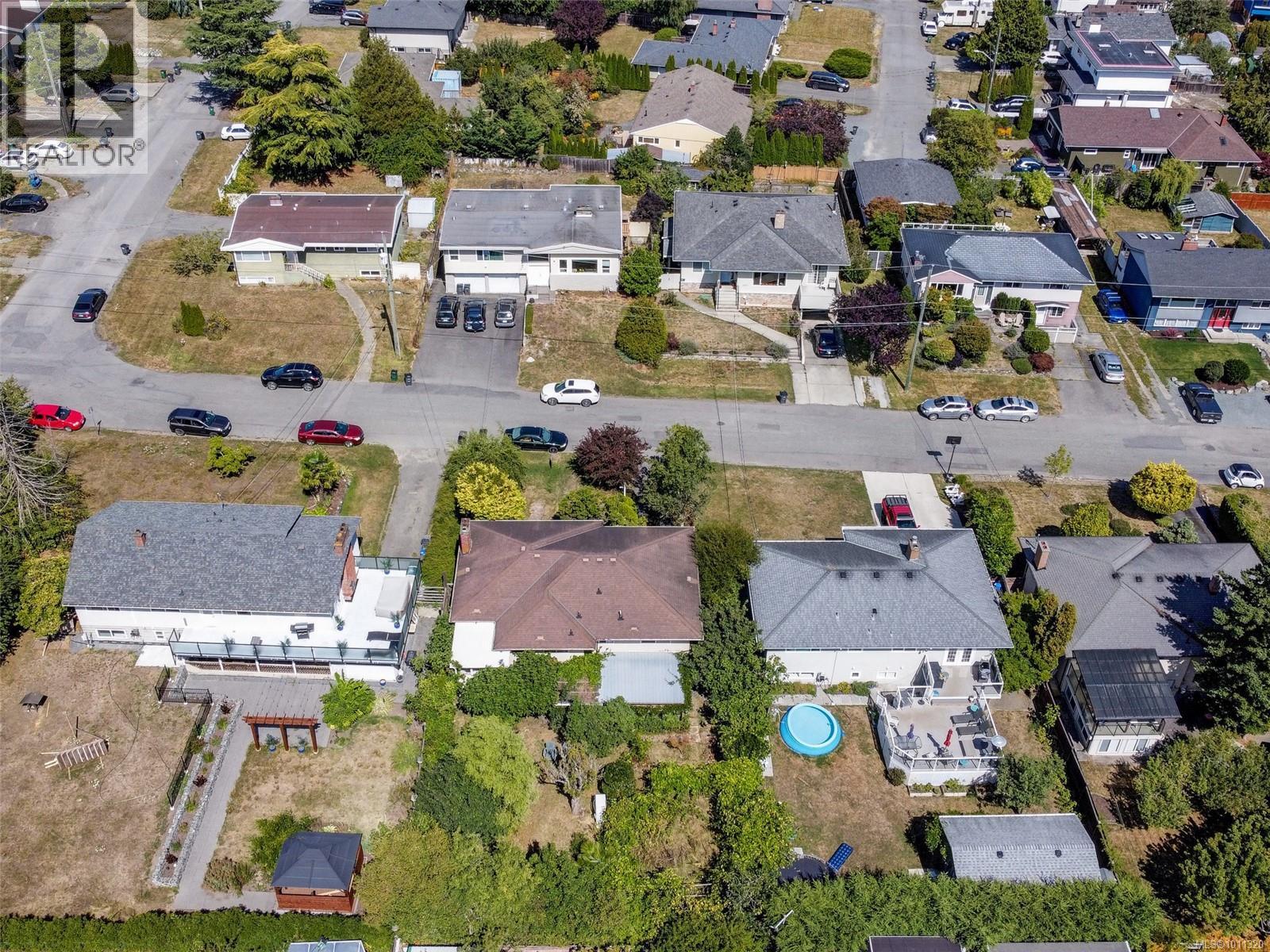 Photo 32 of 1611 Elm St, Saanich BC