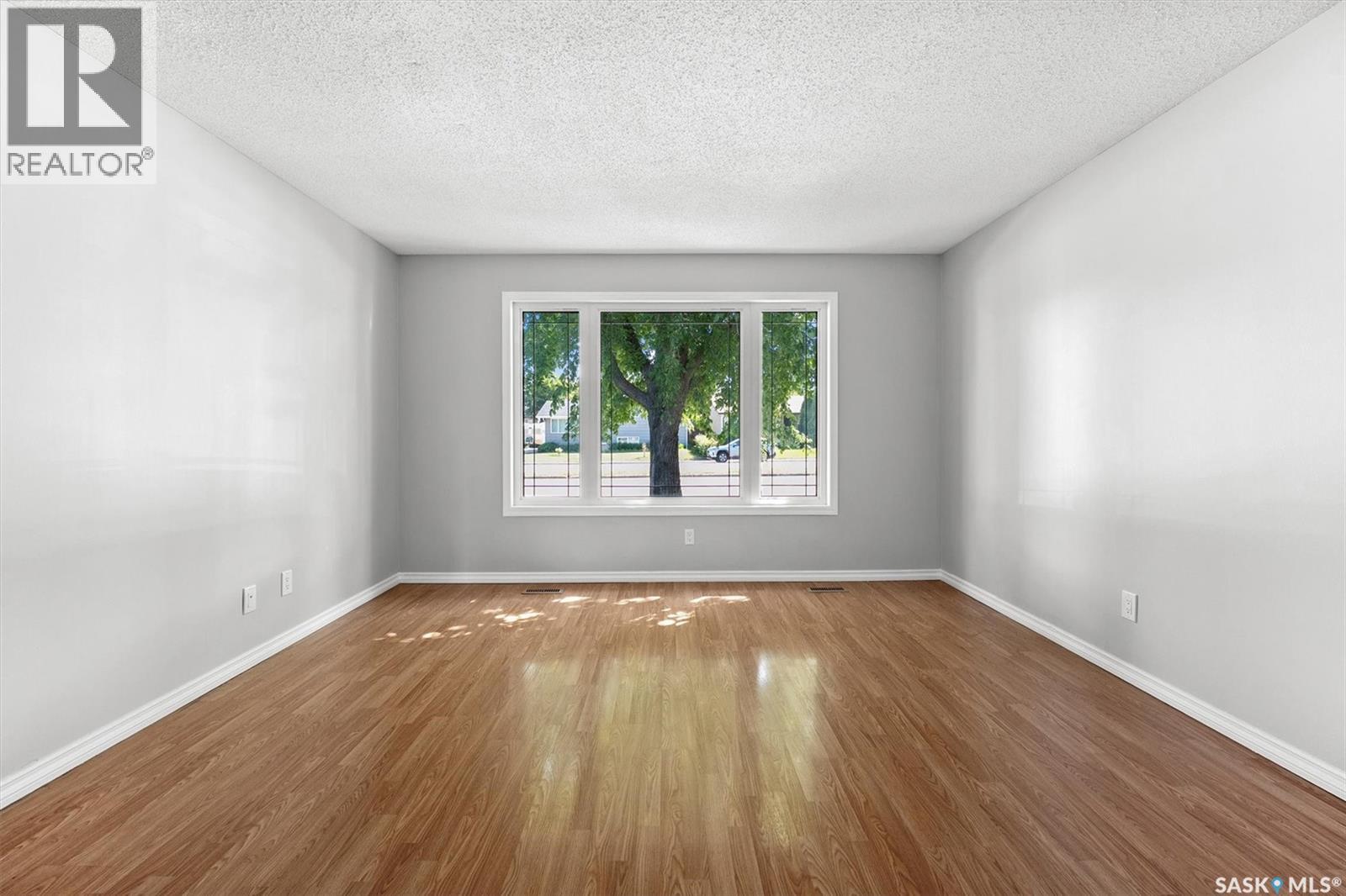 Photo 6 of 514 Mckercher Drive, Saskatoon SK