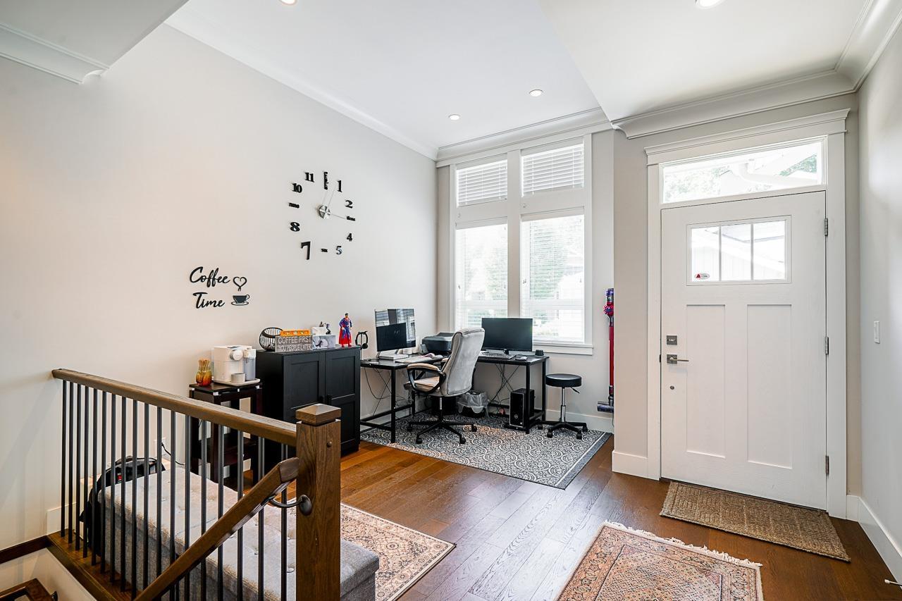 Photo 4 of 10 15989 Mountain View Drive, Surrey BC