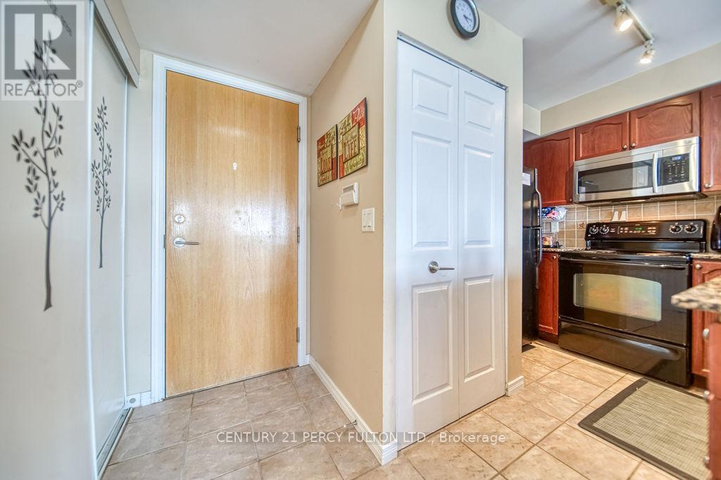 Photo 6 of 911 340 Watson Street W, Whitby ON