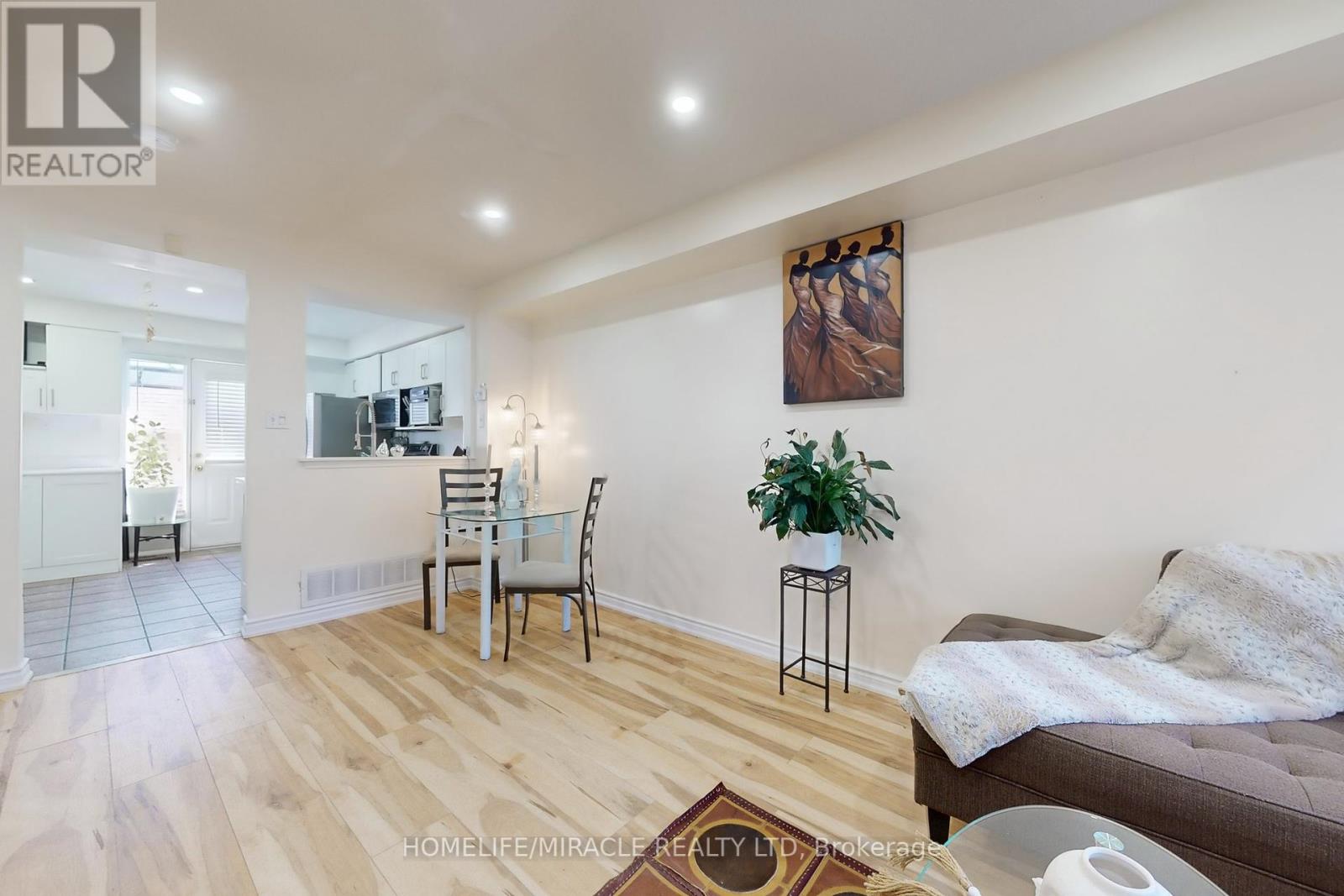 Photo 7 of 8 57 Hedge End Road, Toronto ON
