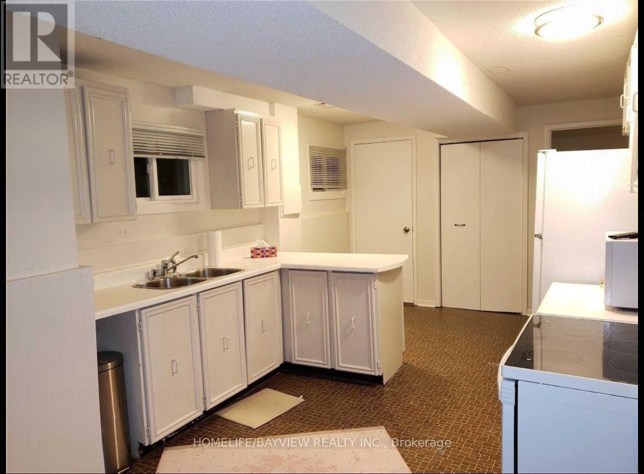 Photo 5 of 127 Holm Crescent, Markham ON