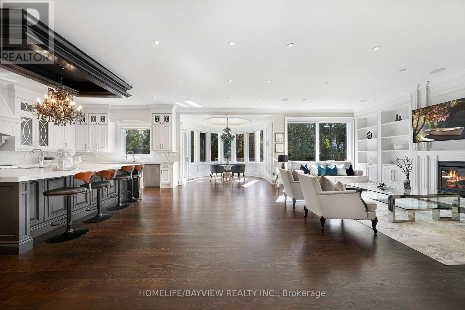 Photo 17 of 111 Hillview Road, Aurora ON