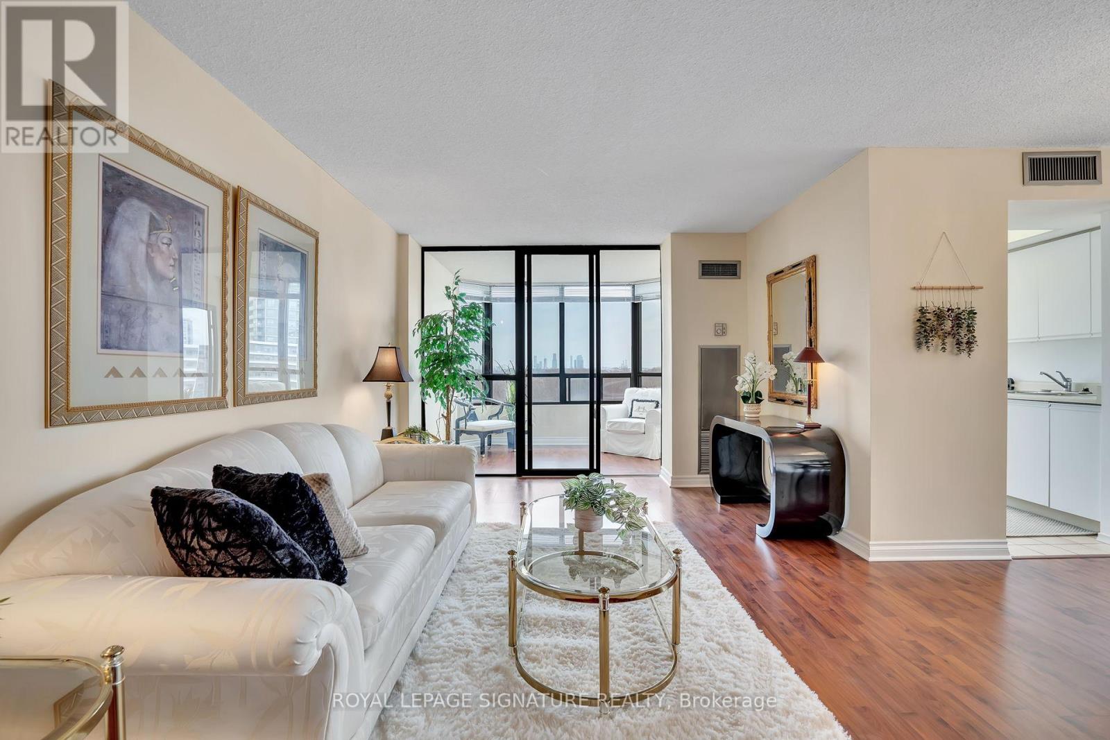 Photo 8 of 903 7440 Bathurst Street, Vaughan ON
