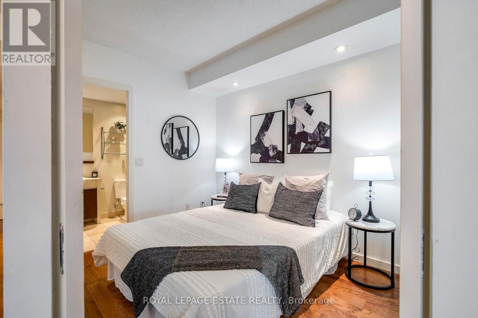 Photo 6 of 402 218 Queens Quay W, Toronto ON