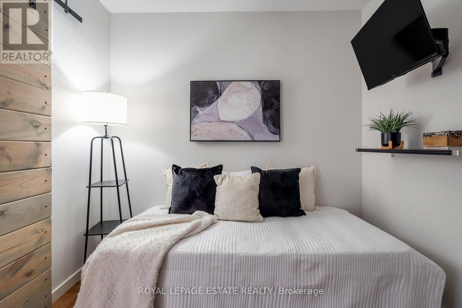 Photo 10 of 402 218 Queens Quay W, Toronto ON