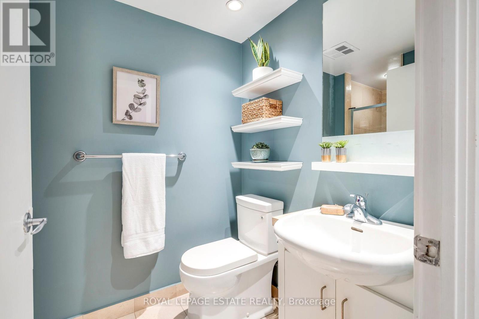 Photo 11 of 402 218 Queens Quay W, Toronto ON