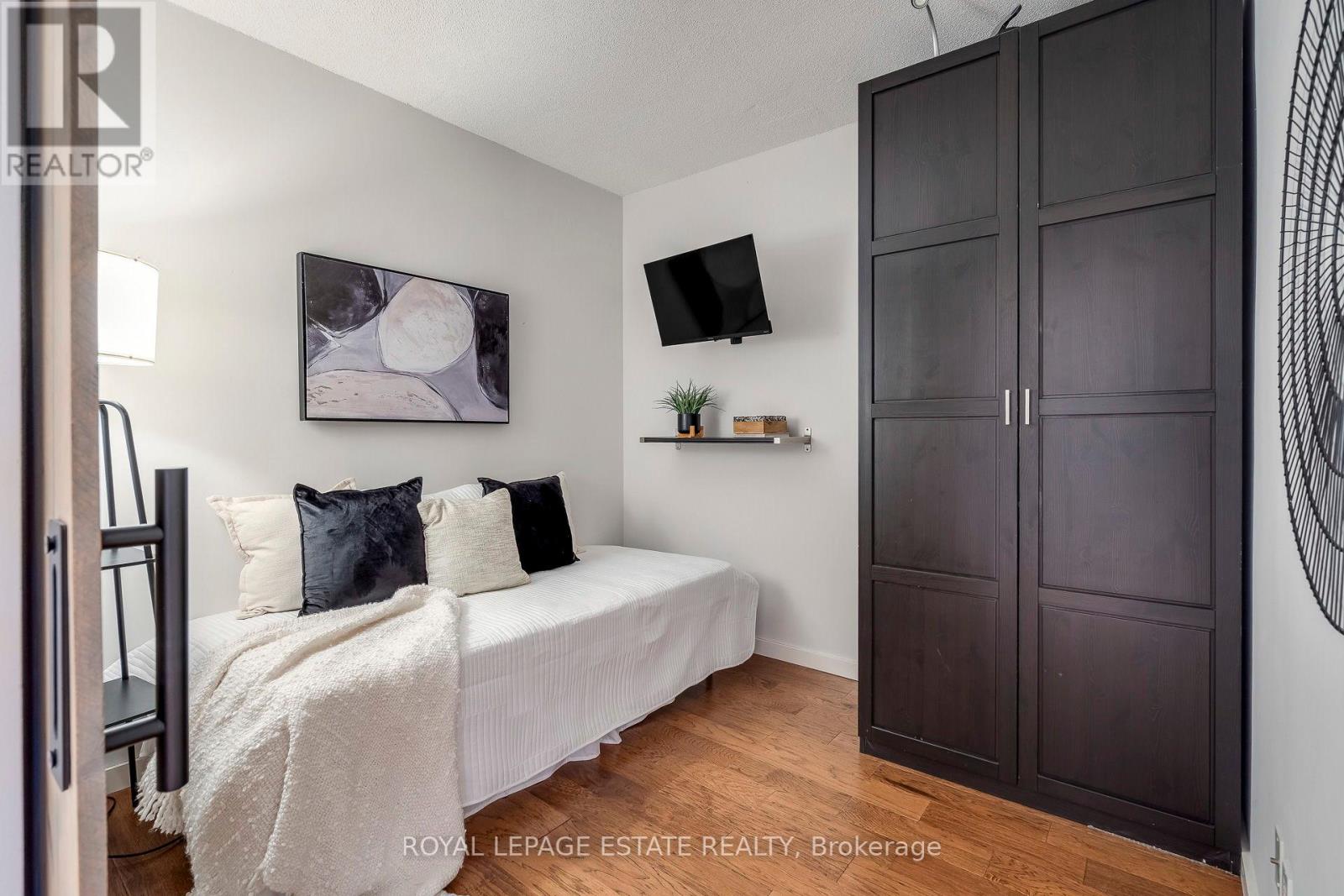 Photo 9 of 402 218 Queens Quay W, Toronto ON