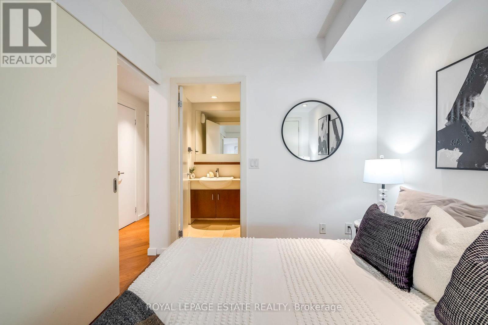 Photo 7 of 402 218 Queens Quay W, Toronto ON