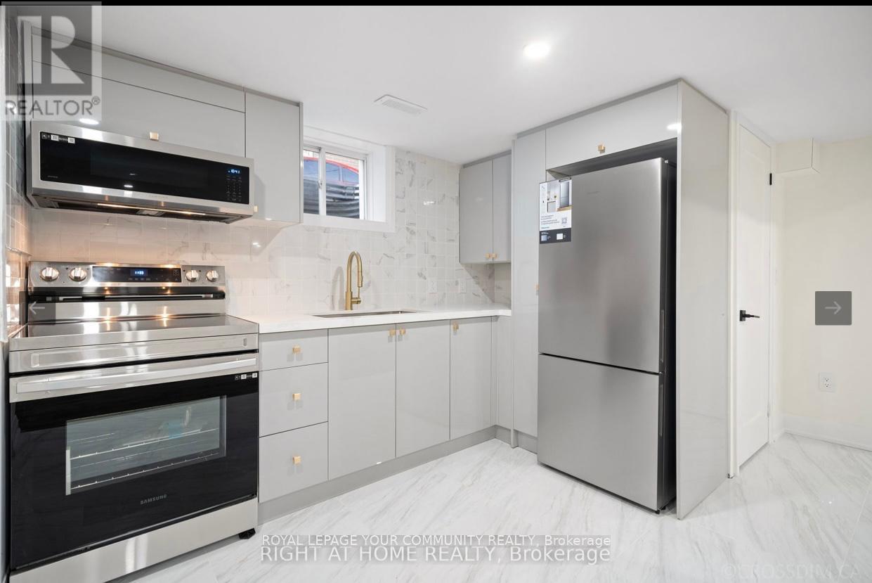 Photo 17 of 139 Septonne Avenue, Newmarket ON