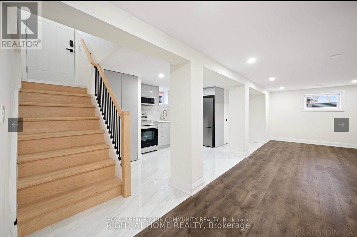 Photo 15 of 139 Septonne Avenue, Newmarket ON