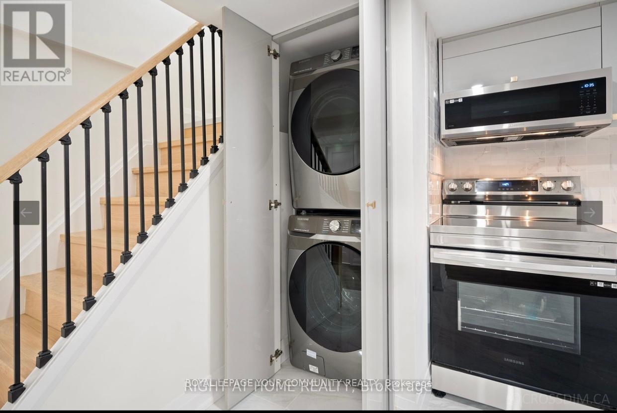 Photo 19 of 139 Septonne Avenue, Newmarket ON