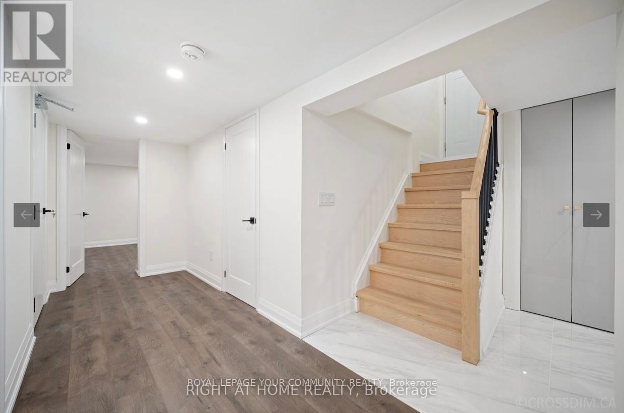 Photo 16 of 139 Septonne Avenue, Newmarket ON