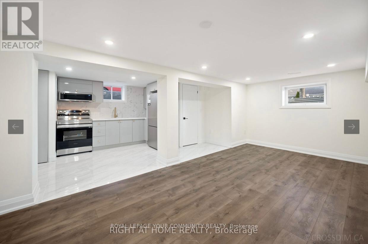 Photo 18 of 139 Septonne Avenue, Newmarket ON