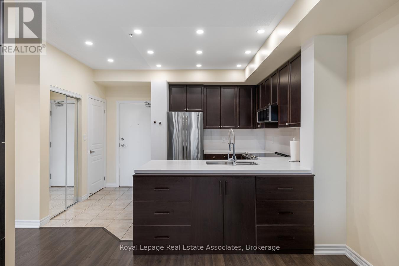 Photo 10 of 325 570 Lolita Gardens, Mississauga ON