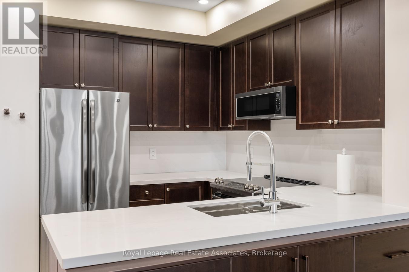 Photo 11 of 325 570 Lolita Gardens, Mississauga ON