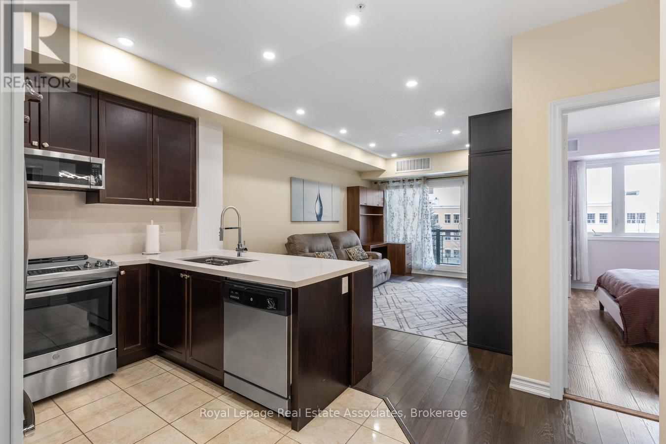 Photo 3 of 325 570 Lolita Gardens, Mississauga ON